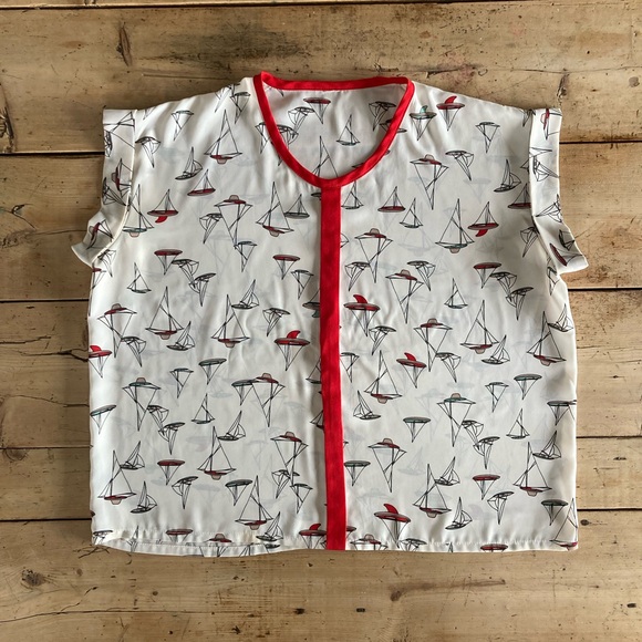 Loose-fit summer blouse in airy fabric with sailsboat prints size M - Picture 2 of 6